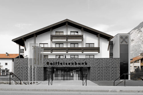 Eingang und Gebäude mit Holzdach der Raiffeisenbank in Kematen