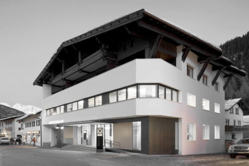 Ansicht Gebäude Raiffeisenbankfiliale in St. Anton