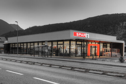 Eingang und Gebäude des Spar in Stams